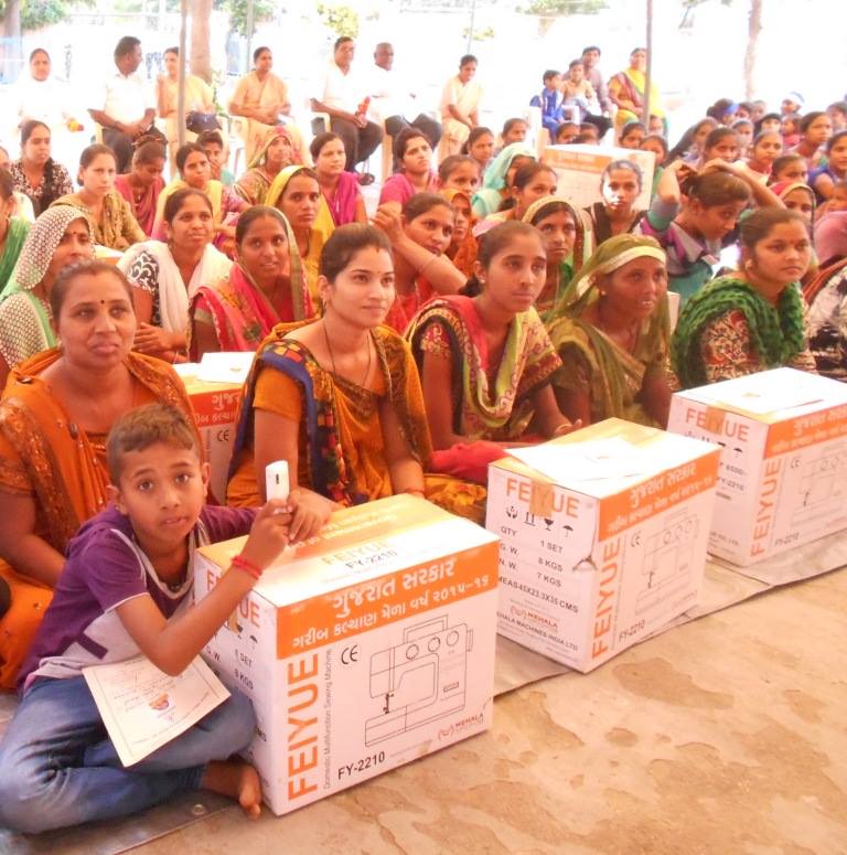 Sewing machine distribution at Jag Prakash Kanya Chatralay, Pansora