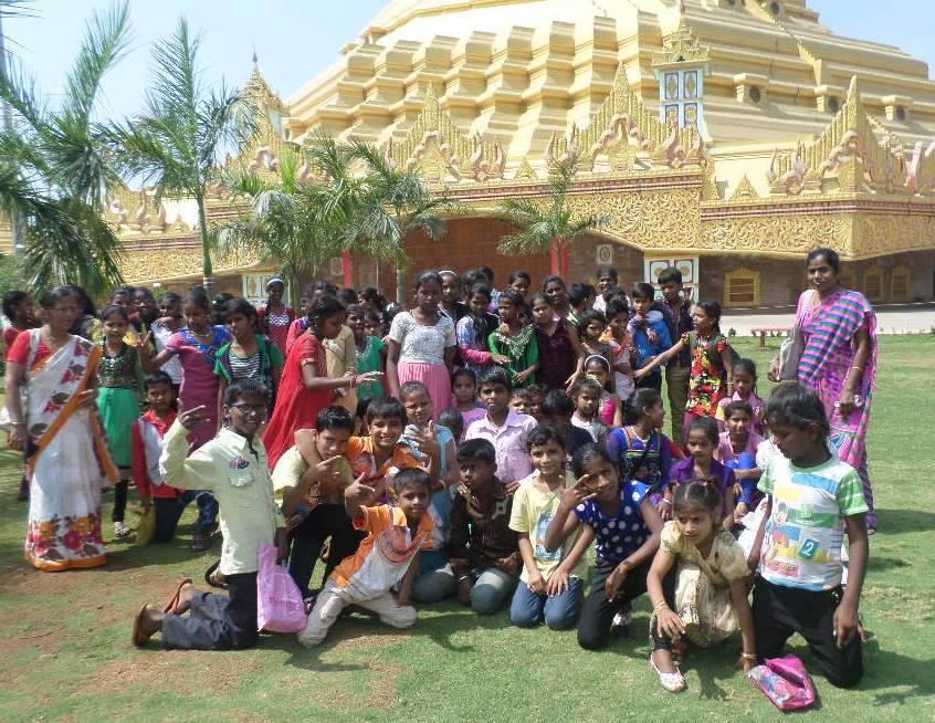 Picnics for children from various centers